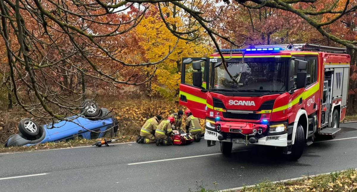 Dachowanie na Stacyjnej - Kierowca przetransportowany do szpitala