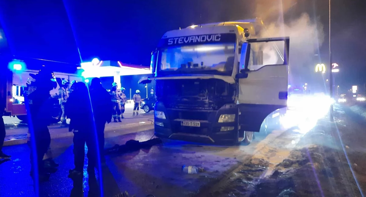 Kolejny pożar ciężarówki - Ogień pojawił się w komorze silnika