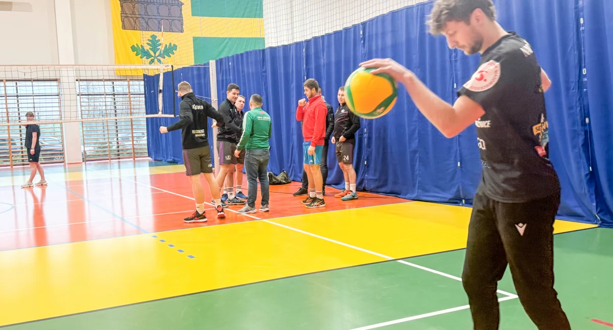 Sportowo i charytatywnie w Górznie. Turniej siatkówki „Spotkajmy się w Miastkowie” właśnie trwa!