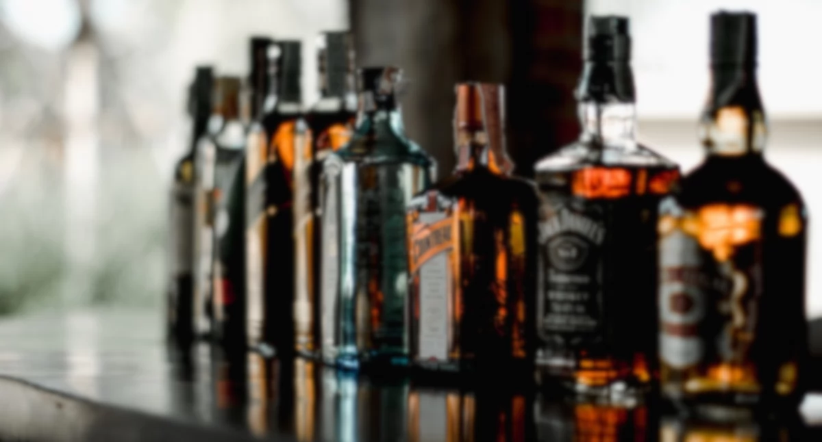 Zapakował do torby drogi, markowy alkohol oraz napoje i próbował przemknąć koło kasy... 