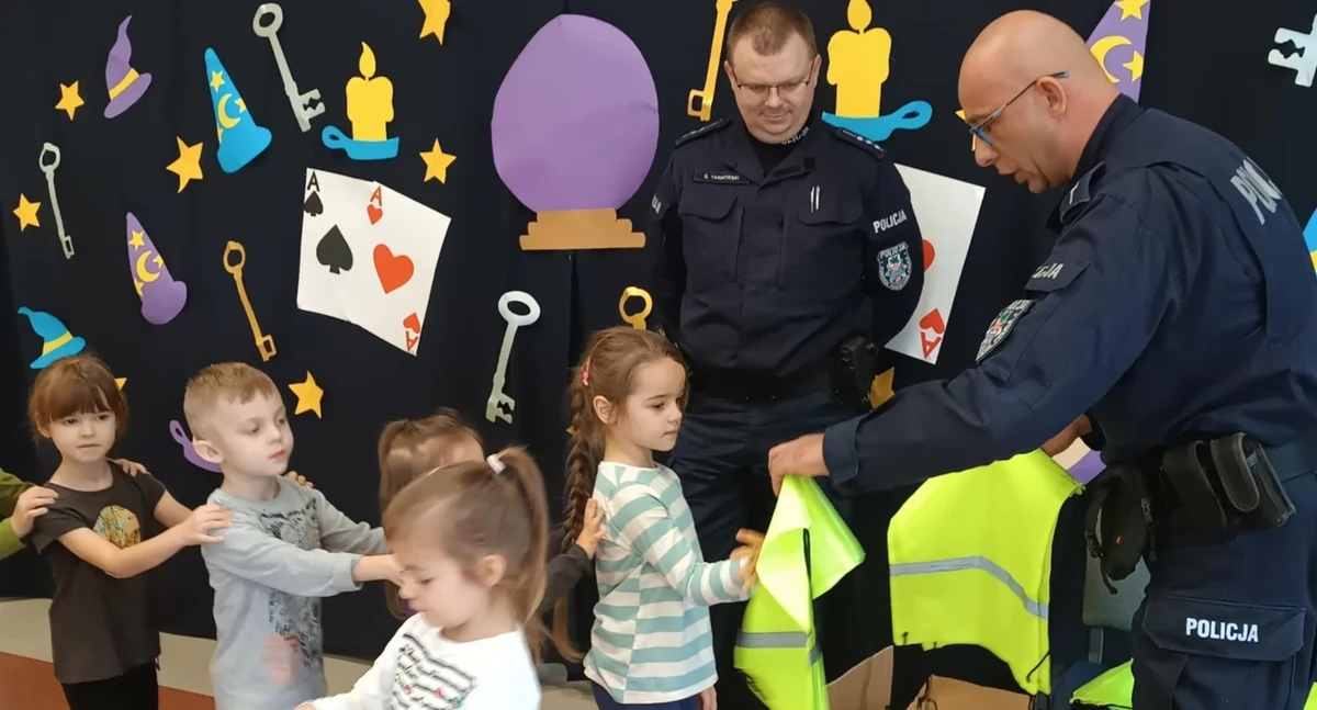 Edukacja i zabawa z policjantami w przedszkolu