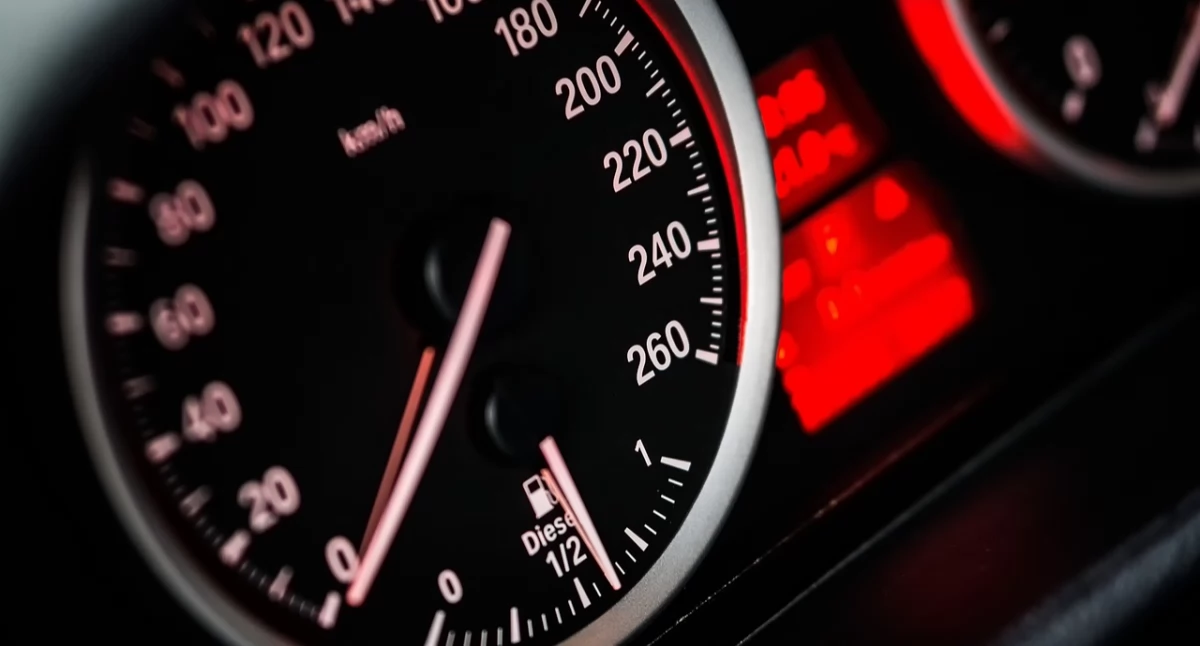 Zostawił auto z włączonym silnikiem i uciekł...