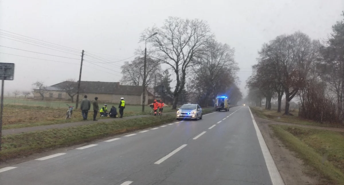 Leżący na ziemi mężczyzna trafił do szpitala
