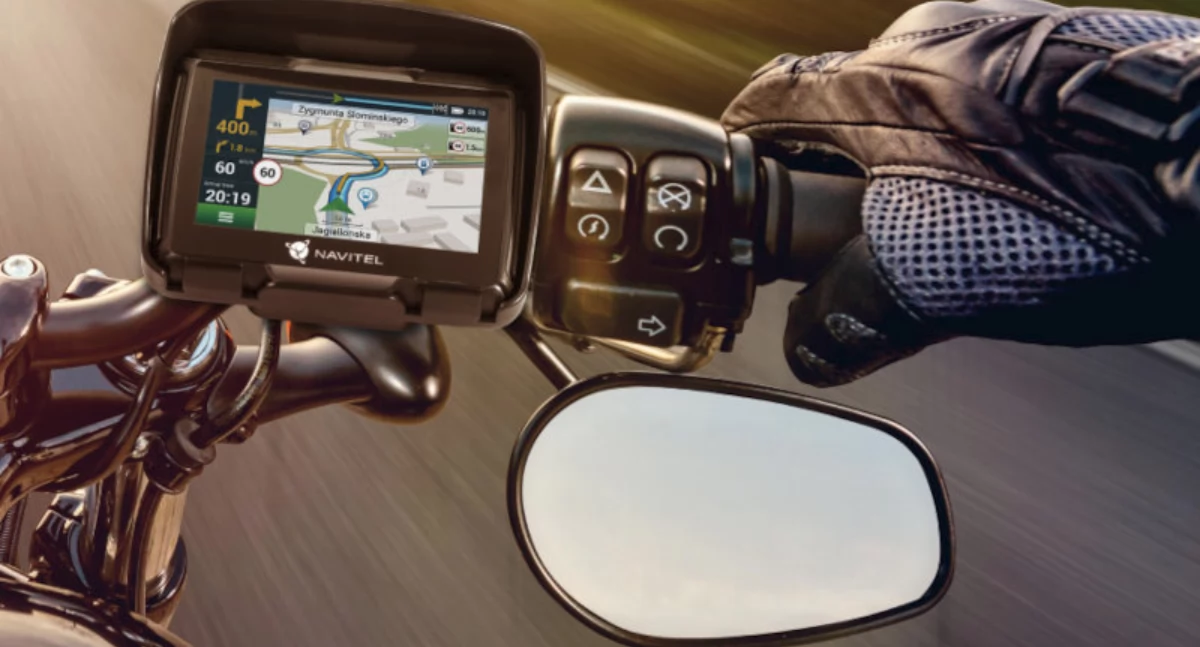 Nawigacja motocyklowa czy smartfon? Co lepiej sprawdzi się w trasie?