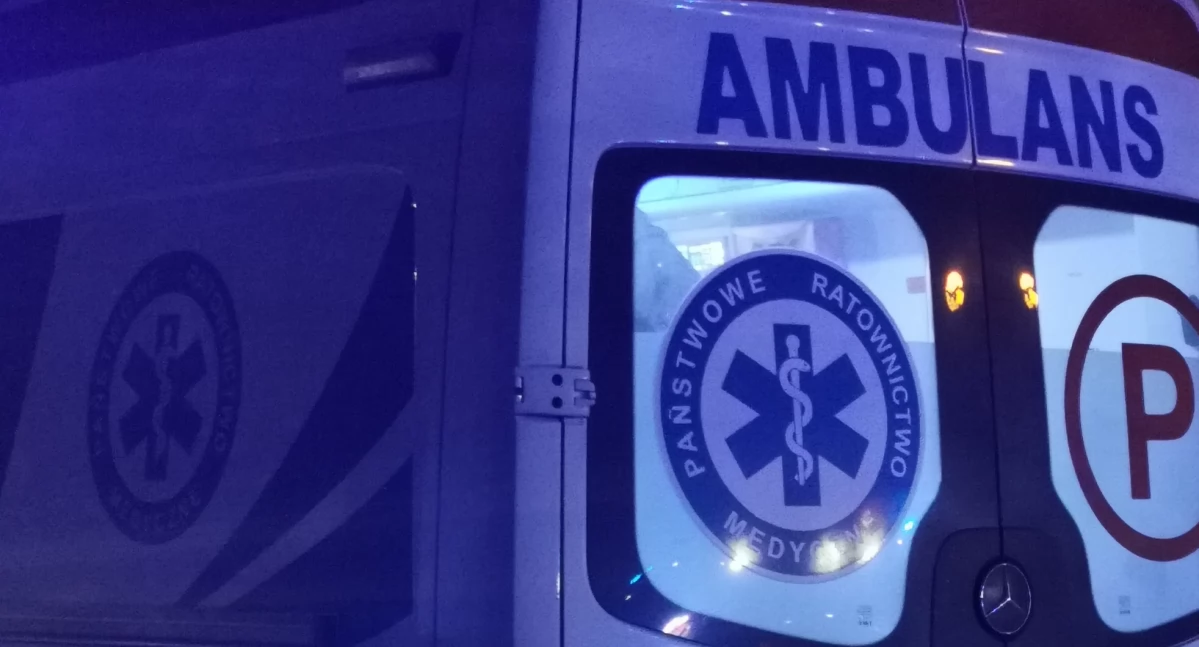 Podróżował z żoną. Auto wypadło z drogi