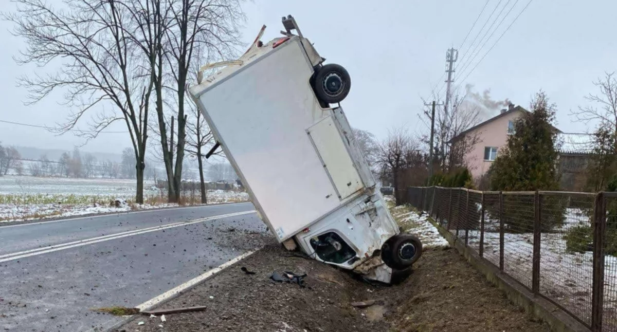Bus stanął w pionie! Poważny wypadek na drodze krajowej!