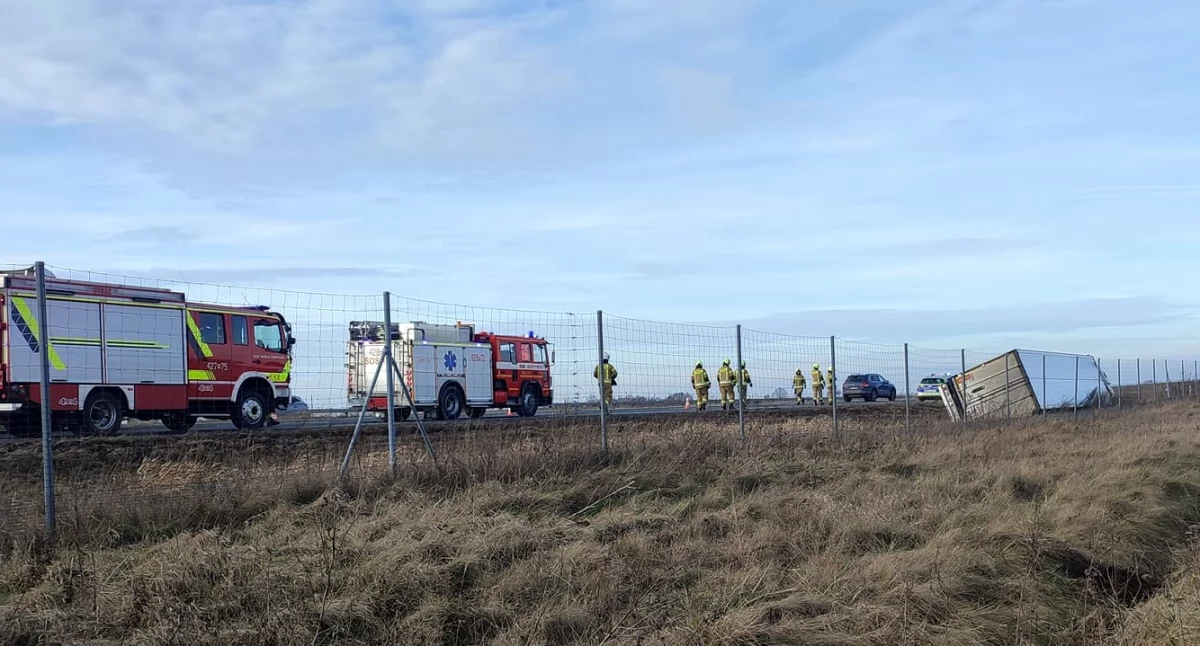 Kierowca wylał na siebie kawę - Ciężarówka wpadła do rowu! Groźnie wyglądające zdarzenie na S17