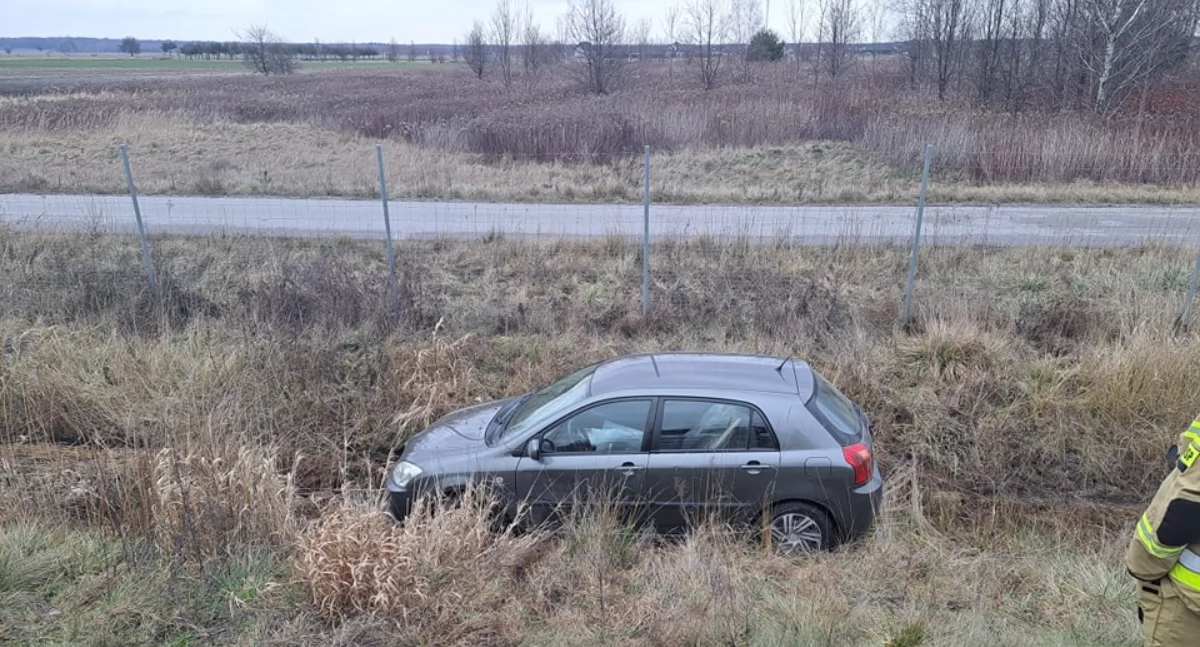 Zdarzenie na S17 - Toyota w rowie