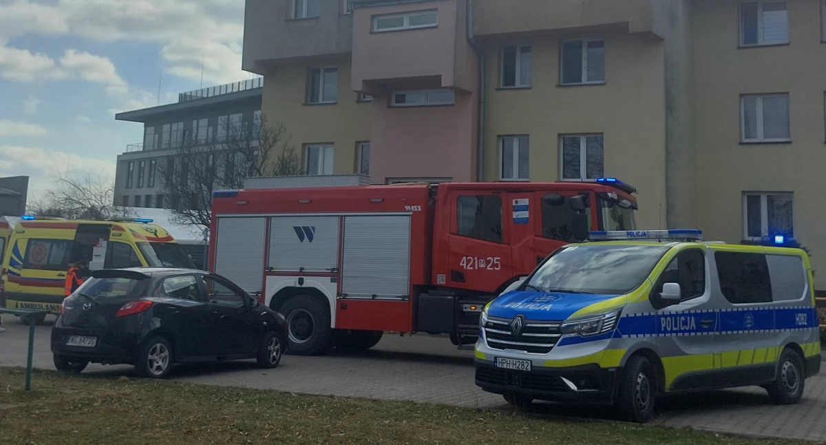 Straż, karetka i policja przed blokiem