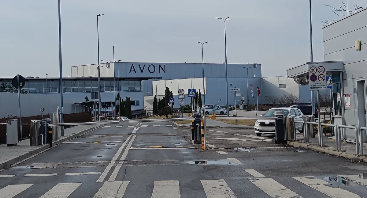 Pracownicy Avon boją się zwolnień. 