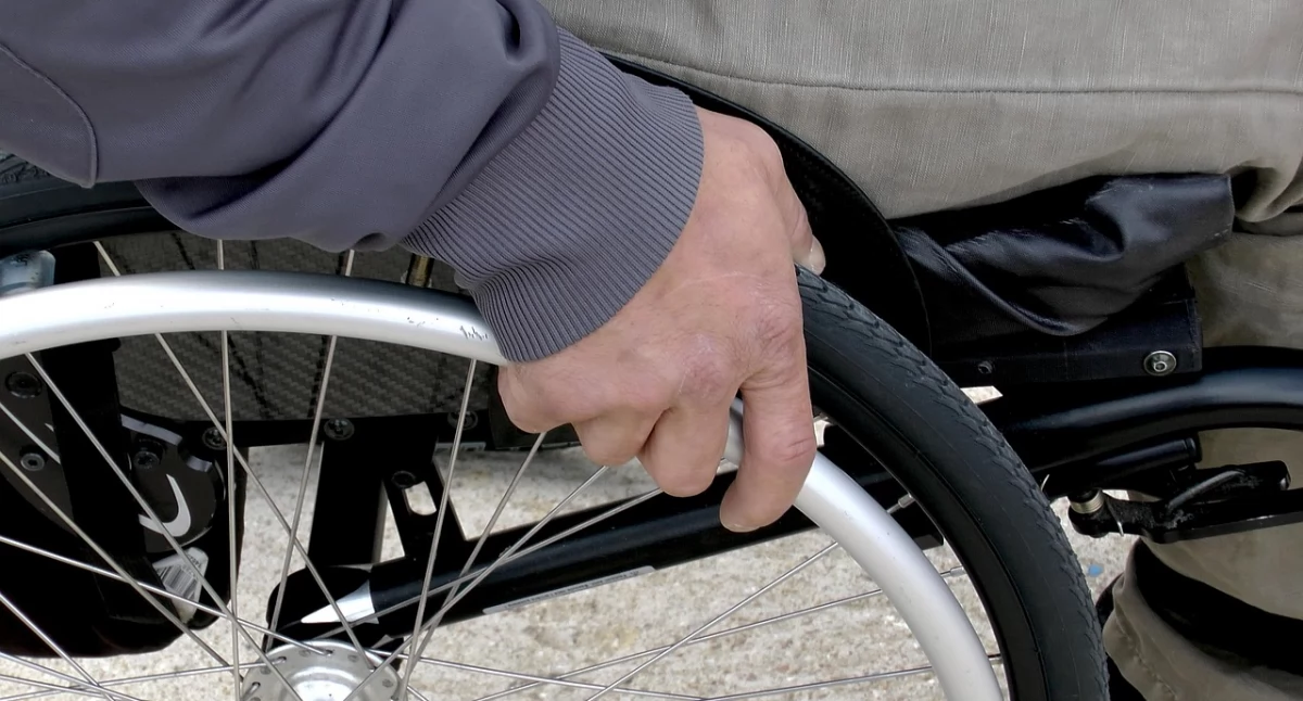 Seniorka spadła z wózka. Pomogli jej policjanci