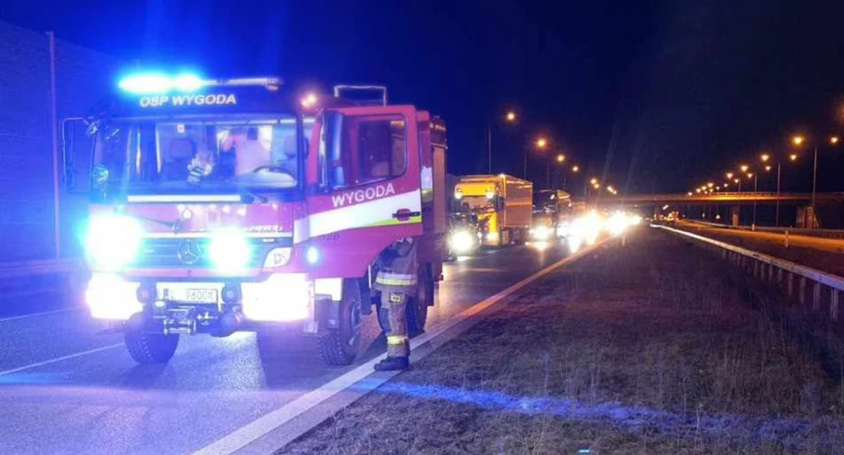 Zasnął za kierownicą i wjechał w tył ciężarówki - Nocna kolizja na S17