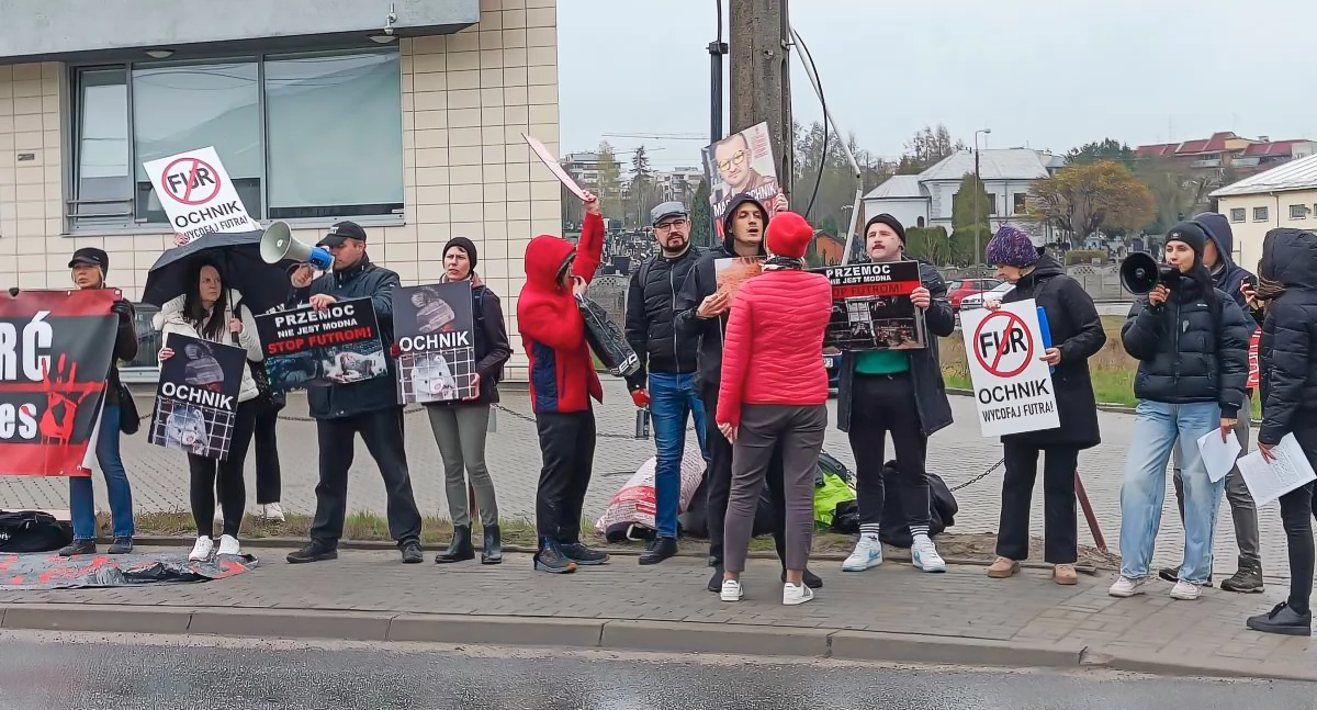 Protest przy Ochniku i oświadczenie firmy