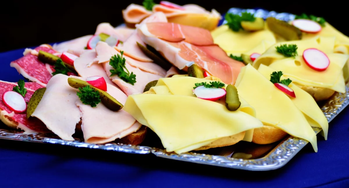 Kanapki koktajlowe w cateringu – elegancka i smaczna opcja na każdą okazję