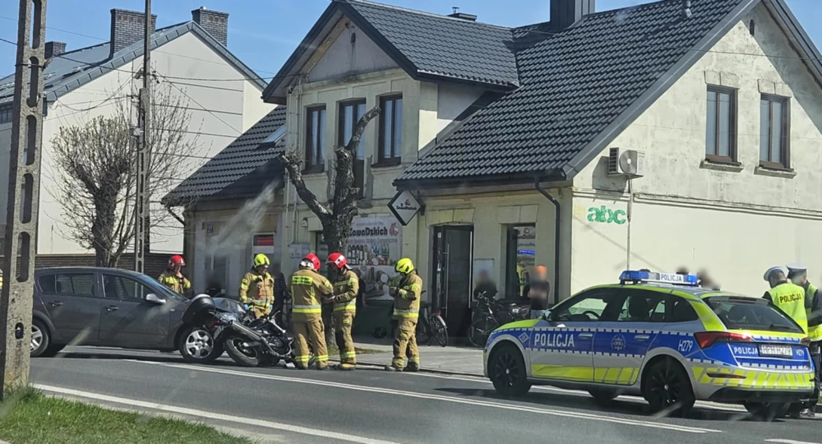 Zderzenie motocykla z samochodem - Wypadek na DW 807 w Sobolewie