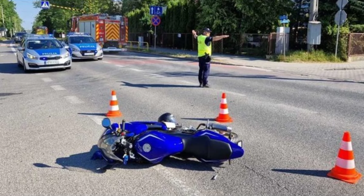 Groźne zdarzenie z udziałem motocyklisty i kierowcy osobówki