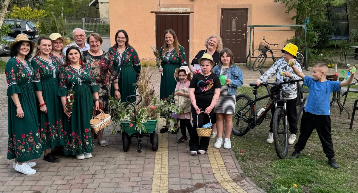 Urzekający śpiew, kogut i dyngusowa tradycja w Jaźwinach