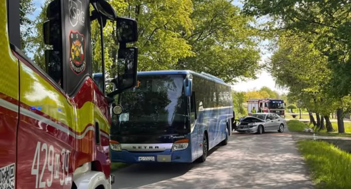 Wypadek: Zderzenie osobówki z autobusem - Jedna osoba w szpitalu