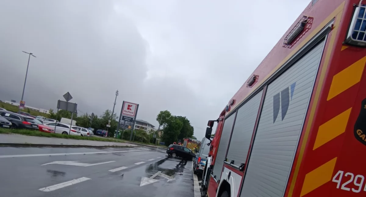 Wypadek przy Kauflandzie - Młoda kobieta z obrażeniami w szpitalu