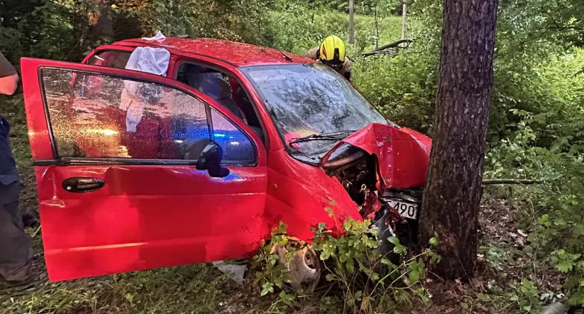 Poważny wypadek: Półtoraroczne dziecko i młodzi rodzice w szpitalu