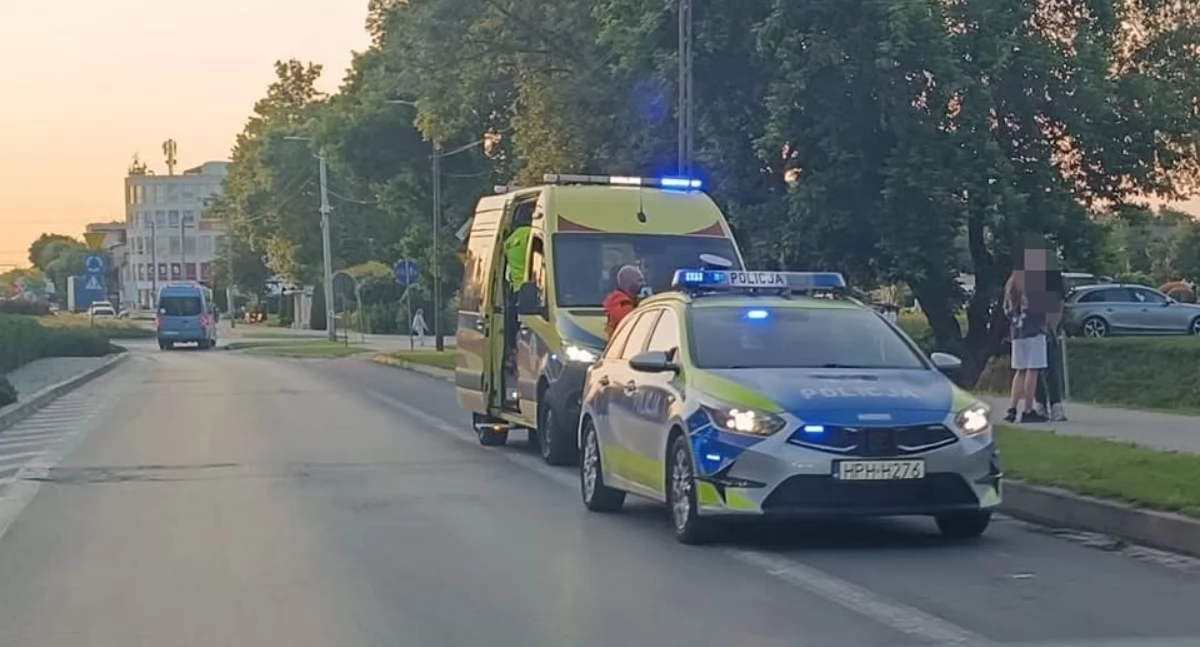 Mężczyzna leżał na chodniku - Akcja służb nieopodal ronda 