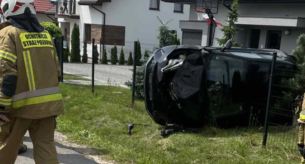 Za szybko na skrzyżowaniu - Kobieta dachowała