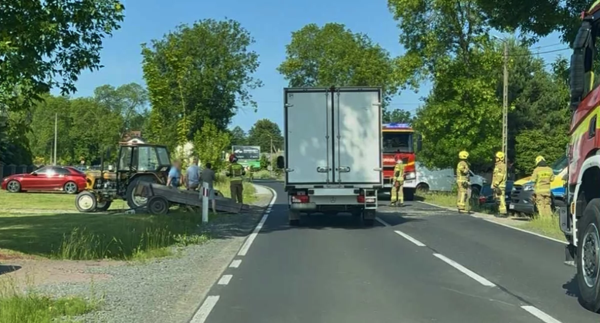 Kolizja osobówki i ciągnika rolniczego z wozem