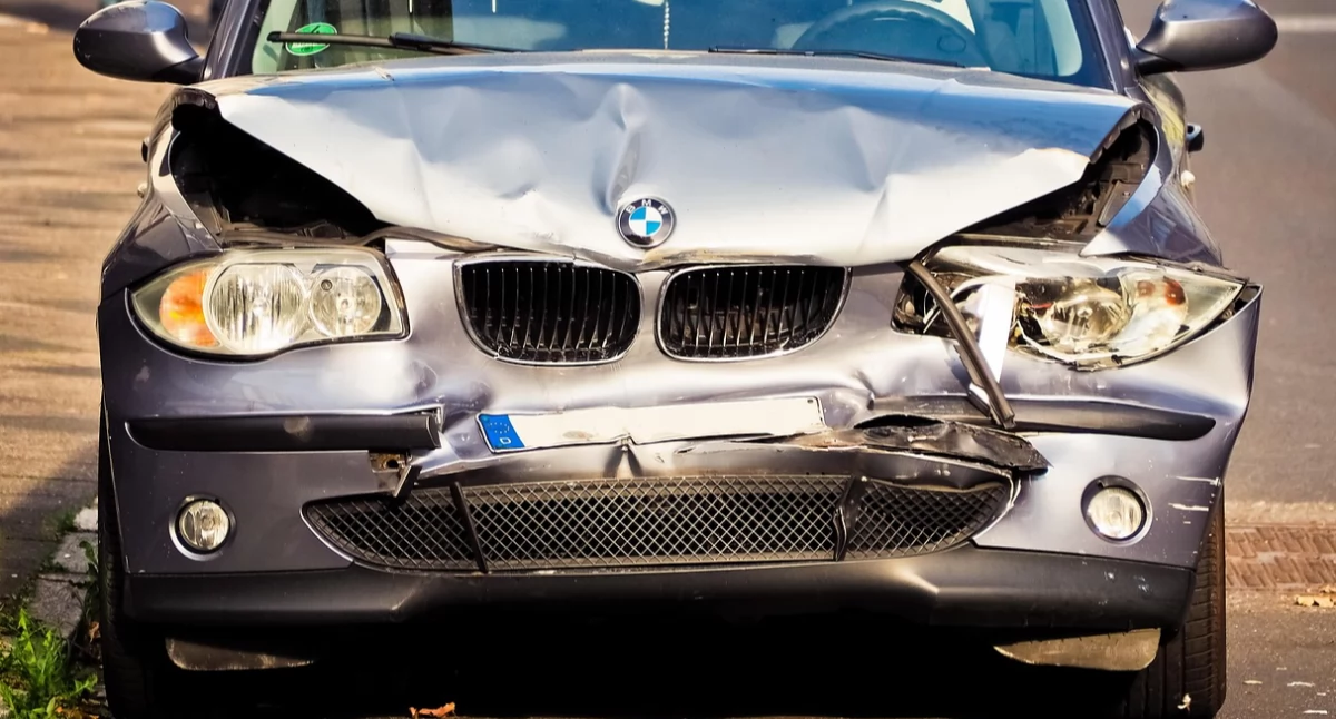 Mokro i ślisko - Na S17 bmw uderzyło w ciężarową scanię i bariery! 