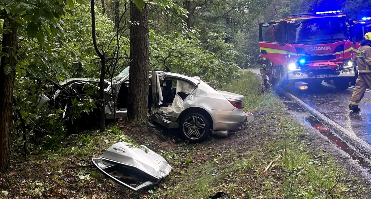 Groźny wypadek - Kierowca bmw uderzył w drzewo 