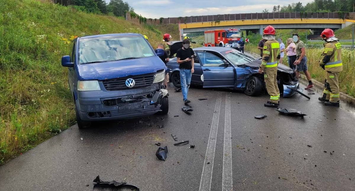 Dwa samochody rozbite na drodze serwisowej 