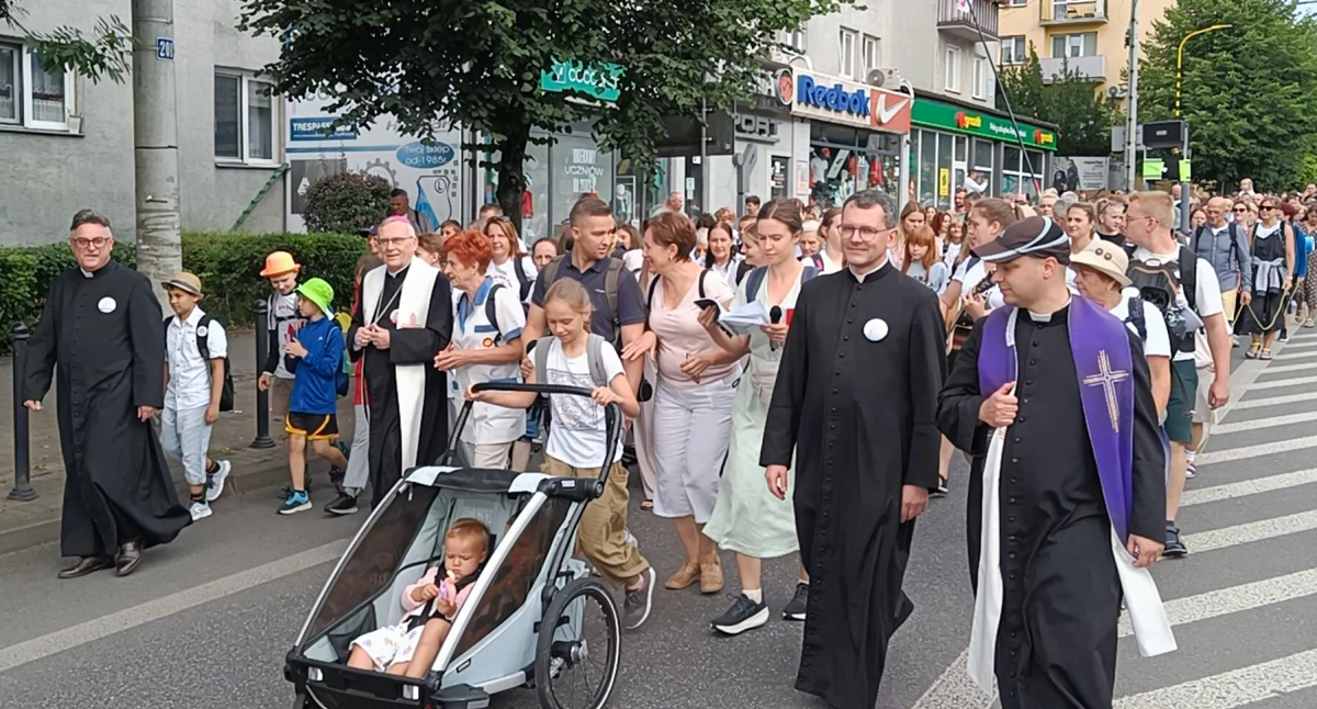 Pielgrzymi nadziei wyruszyli z Garwolina na Jasną Górę ZDJĘCIA 
