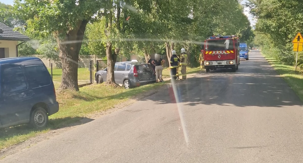 Kolizja dwóch samochodów - Jeden wpadł do rowu