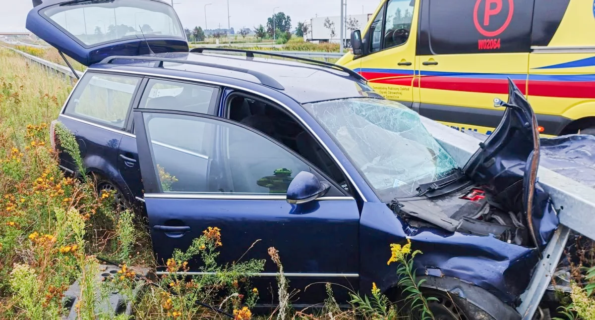 Poważna kolizja na S17: Kierowca zasłabł, samochód uderzył w barierki