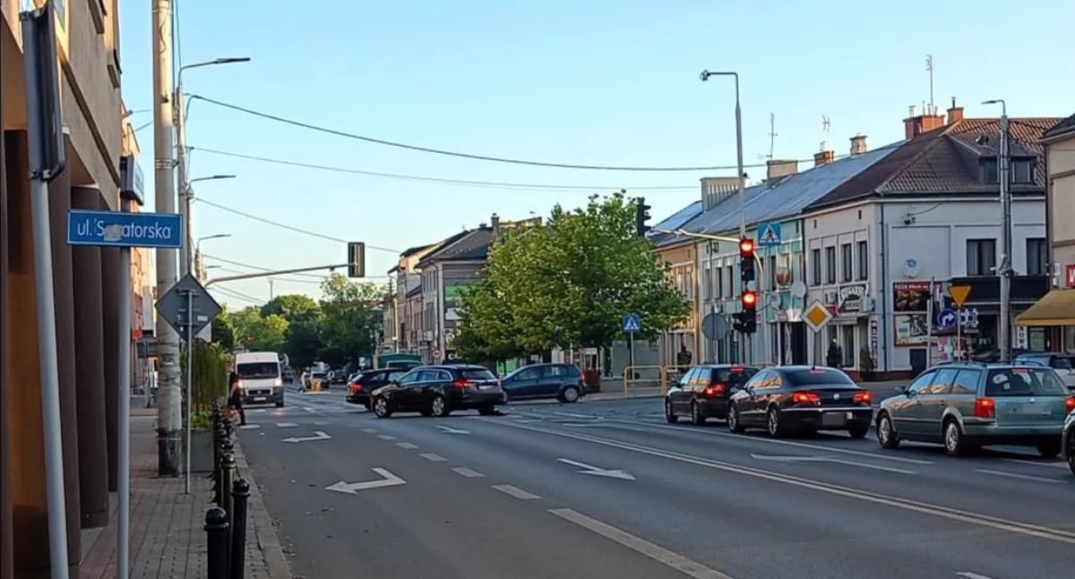 Zignorował czerwone i wjechał na skrzyżowanie. Doszło do kolizji! 