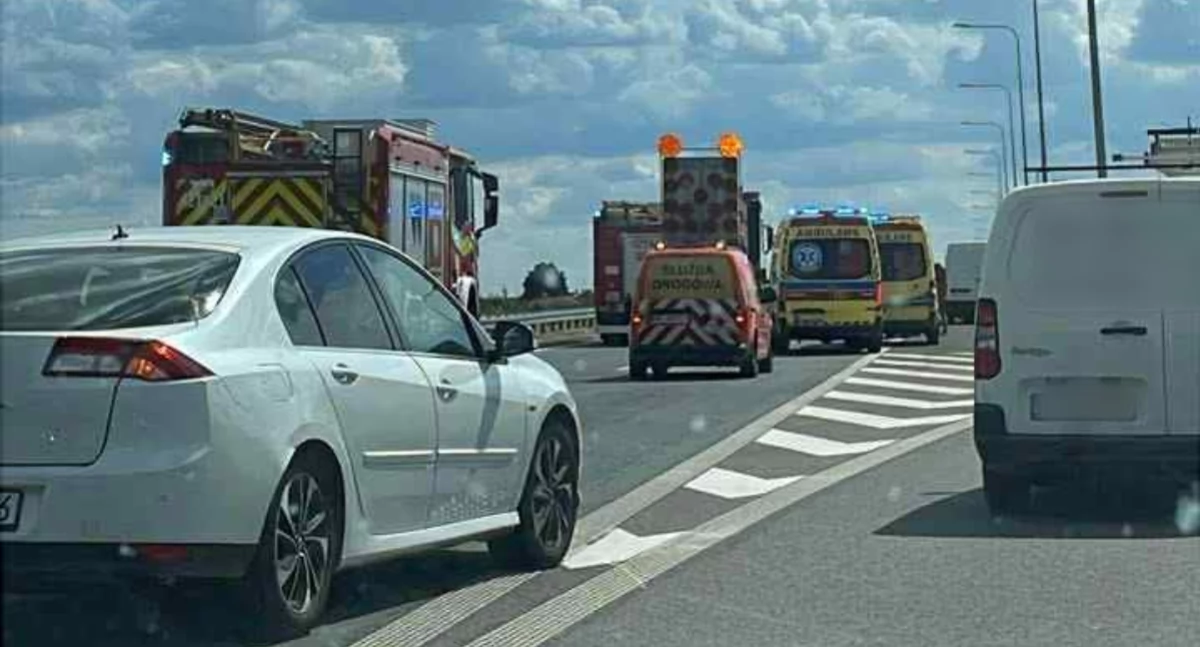 Wypadek na S17: Hyundai uderzył w pojazd służby drogowej, a potem w renault