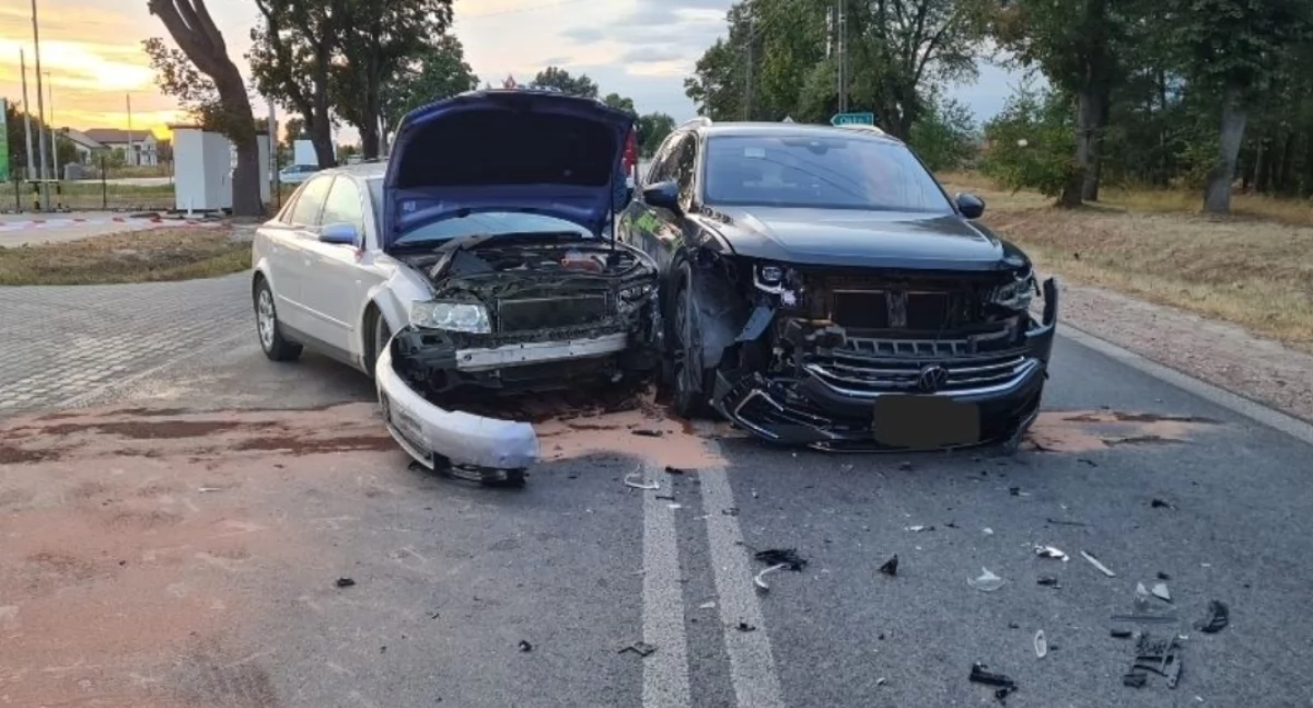Poważna kolizja z udziałem 3 samochodów