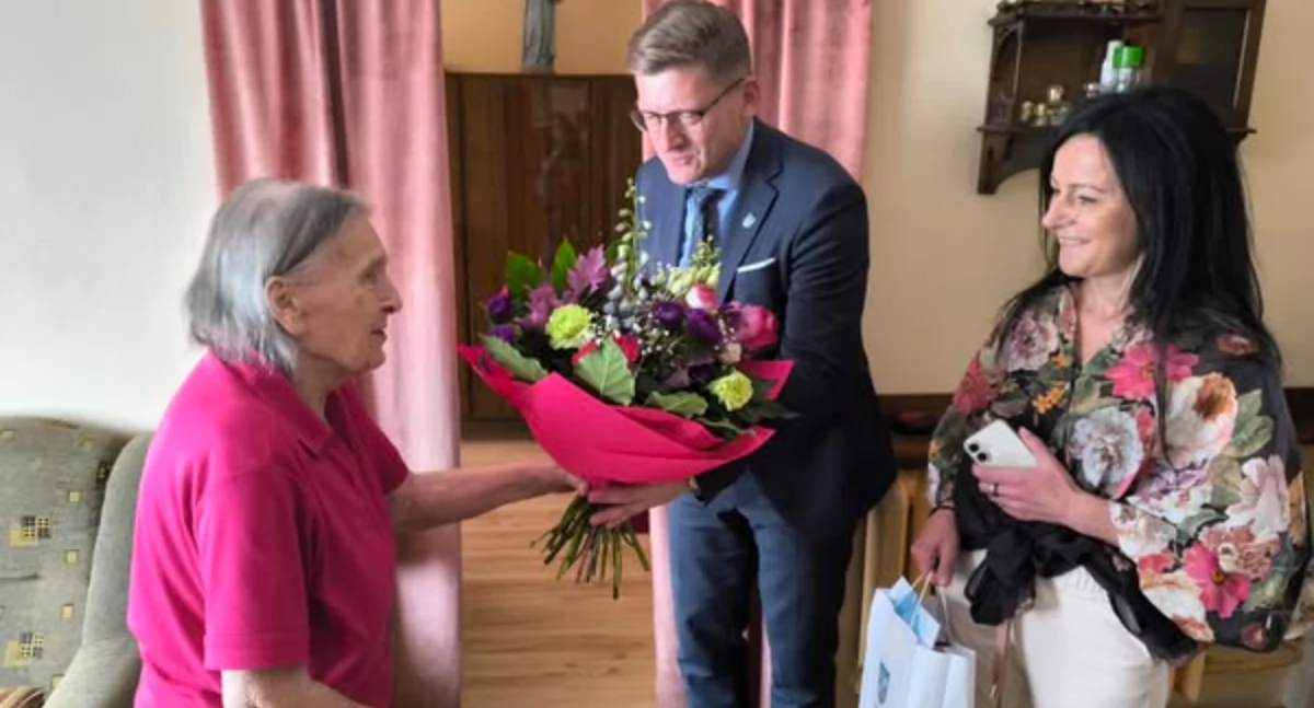 99-letnia Pani Zofia przyjęła niecodziennych gości - Z wizytą u najstarszej mieszkanki