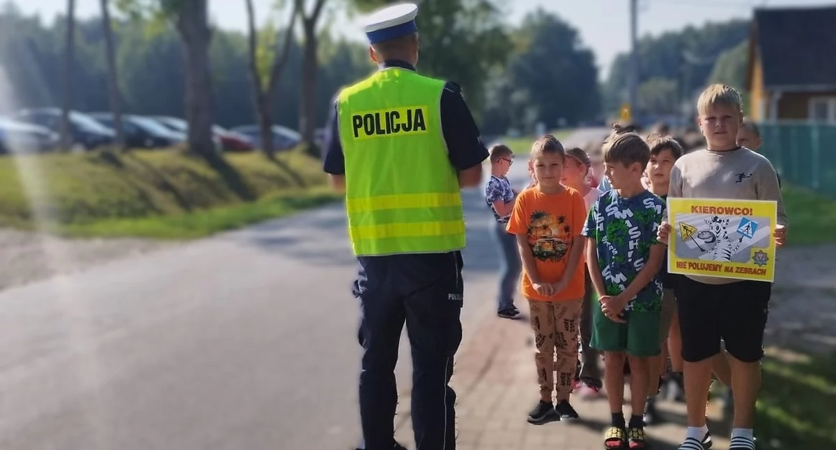 Kierowco! Nie polujemy na zebrach – Garwolińscy policjanci i dzieci wspólnie apelują o ostrożność na drogach