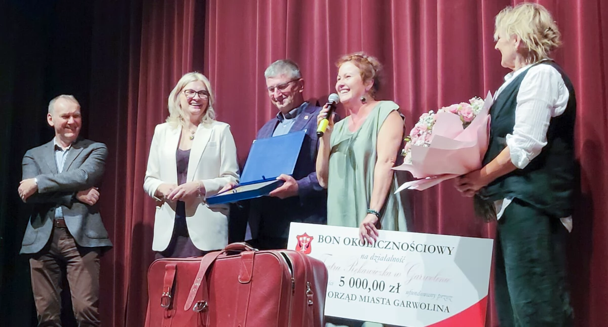 Teatr Rękawiczka świętuje 25-lecie! Burmistrz miasta i dyrektor CSiK z gratulacjami