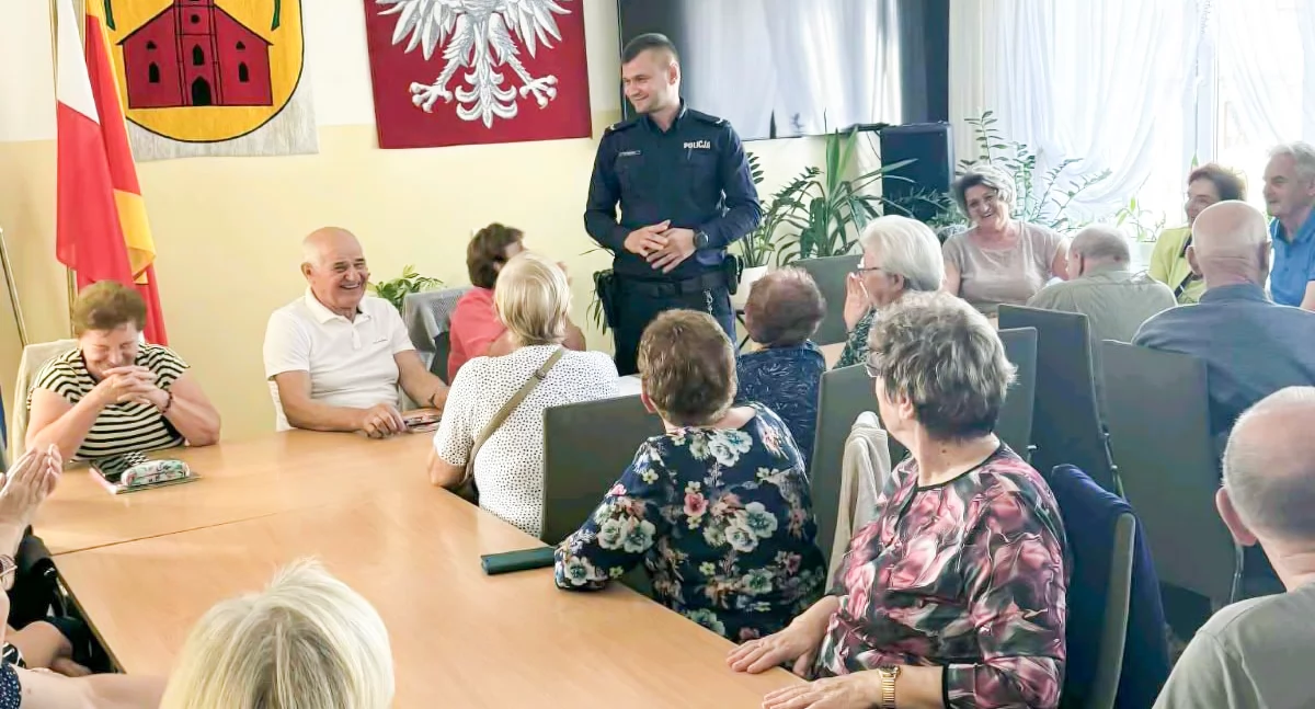 Seniorzy pod lupą oszustów? Dzielnicowy uczy, jak się bronić