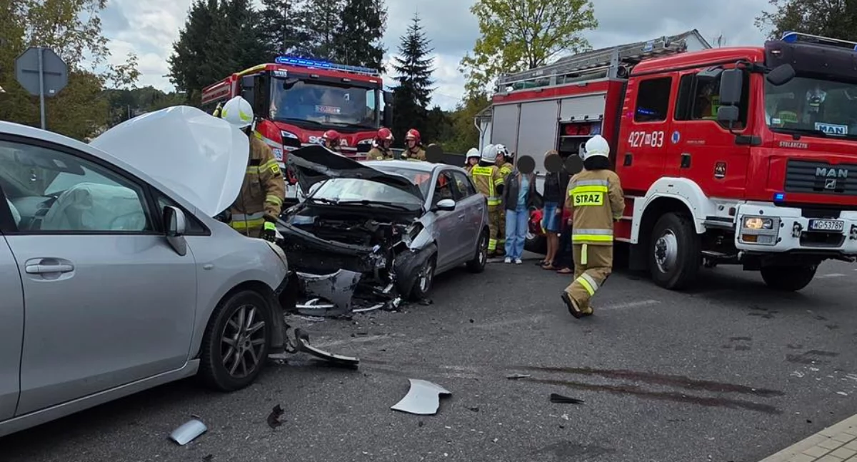 Wypadek na skrzyżowaniu - Zderzyły się trzy samochody 