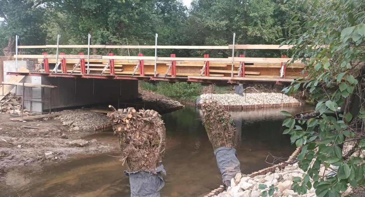 Zniknął stary most na Wildze! Ruszyła inwestycja w Miastkowie Kościelnym i Ryczyskach