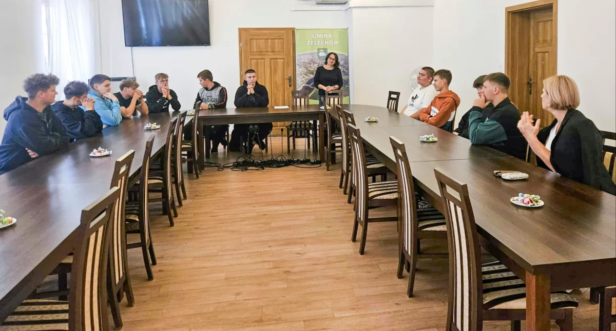 Piątoklasiści z wizytą w urzędzie miejskim. Lekcja WOS u pani burmistrz