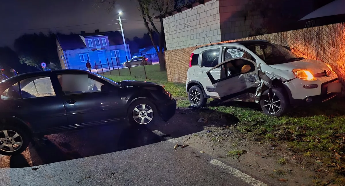 Nocna kolizja volkswagena i fiata na skrzyżowaniu w Woli Rębkowskiej