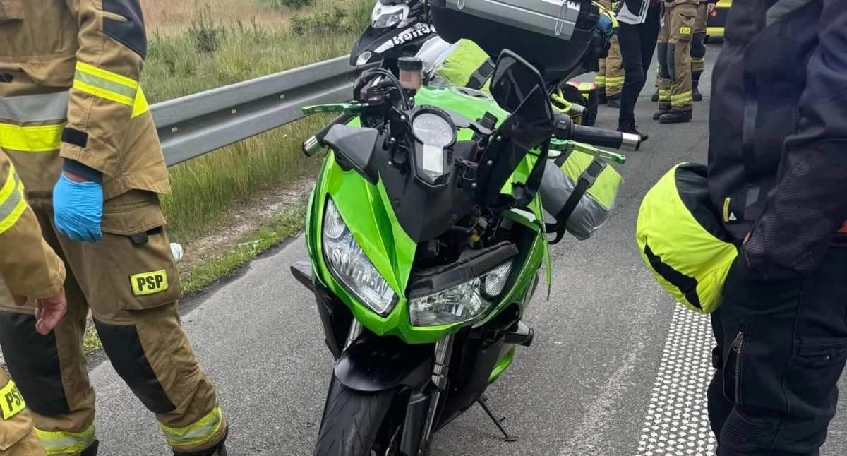 Wypadek na S17: motocyklista uderzył w Mercedesa, trafił do szpitala