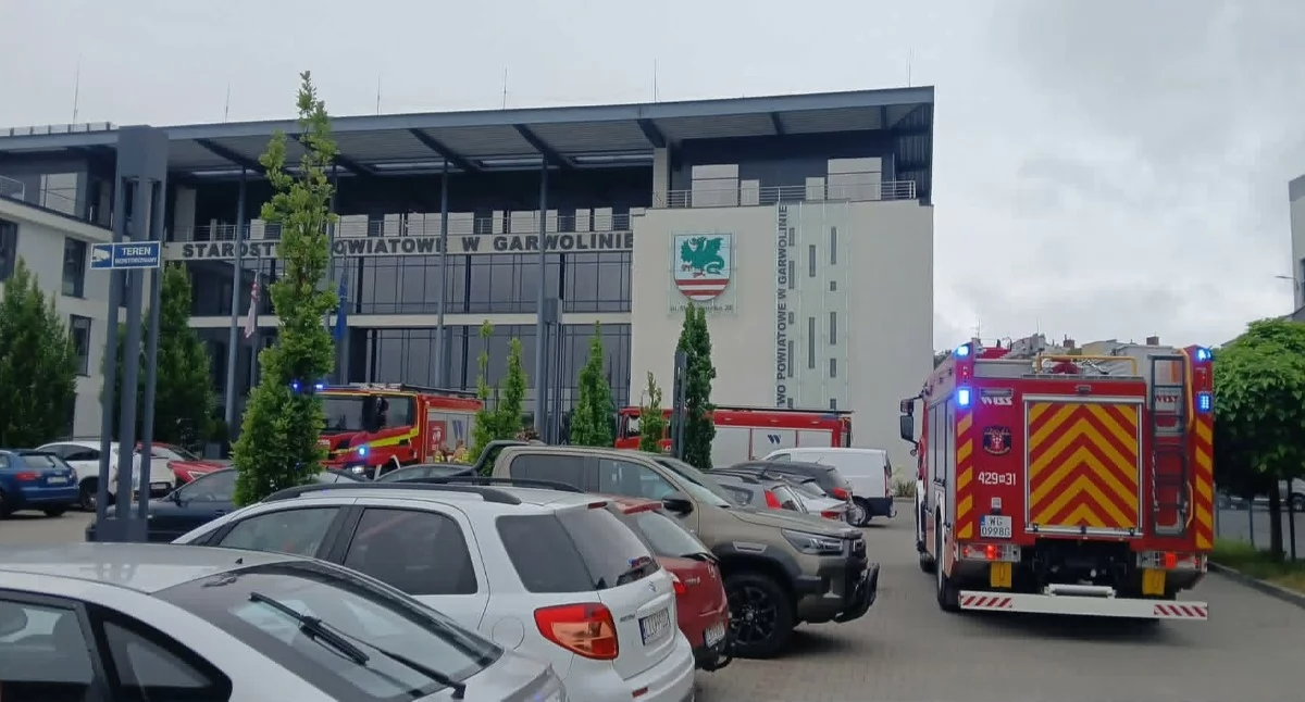 Alarm bombowy w starostwie! Służby na miejscu