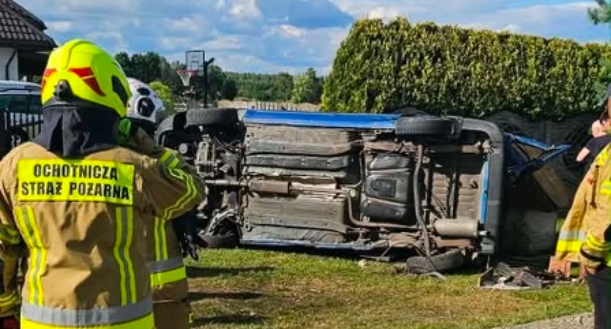 Dachowanie w Piastowie. Kierowca i dziecko trafili do szpitala