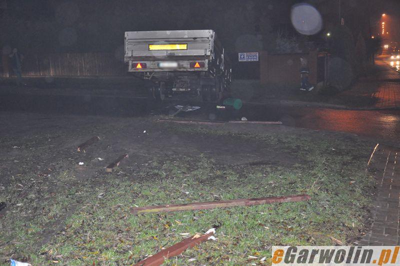 Przyczepa  stoczyła się, niszcząc wszystko po drodze