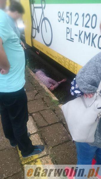 Pijany mężczyzna zasnął na torach. Maszynista nie wyhamował