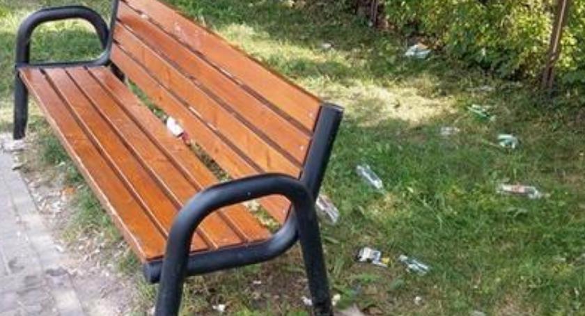 Śmieci wokół ławek i na chodnikach. Czy w Garwolinie jest za mało koszy?